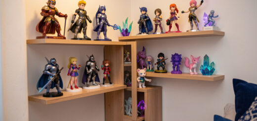 Collection de figurines fantasy et anime organisée sur des étagères compactes dans un petit coin de pièce chaleureux.
