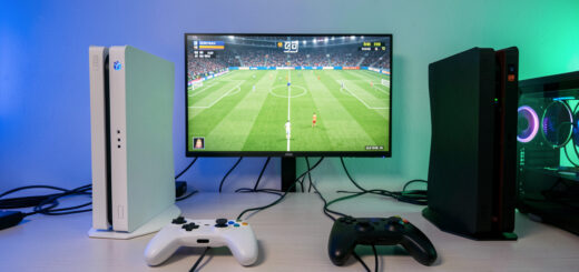 Deux consoles de jeu de générations différentes avec leurs manettes, installées devant un écran pour organiser un tournoi de football compatible.